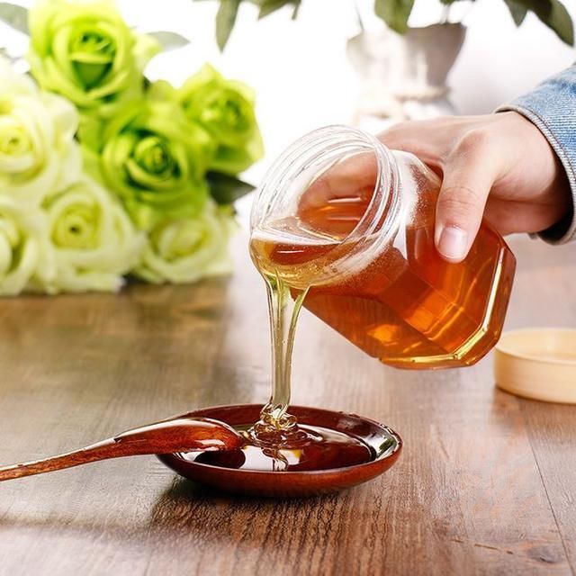 早起喝淡盐水还是蜂蜜水好?很多人都喝错了,难