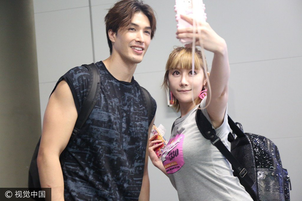 锦荣秀手臂健硕肌肉 与前凸后翘美女合影