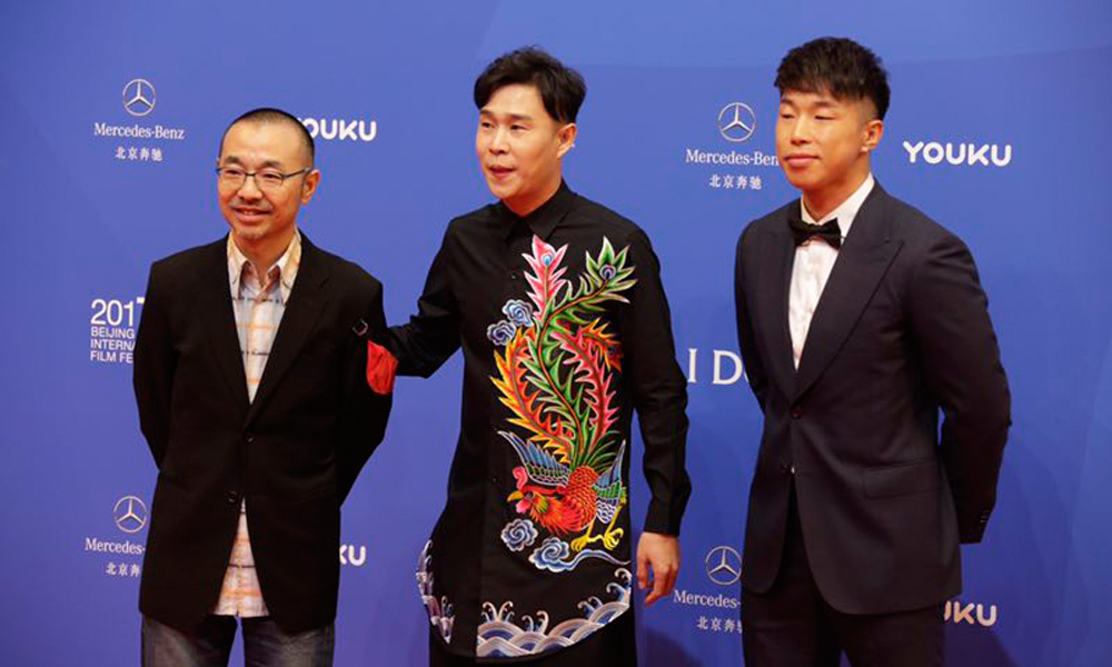 《我说的都是真的》剧组。刘仪伟、烧饼（朱云峰）造型干练，小沈阳凤凰装引人注目。