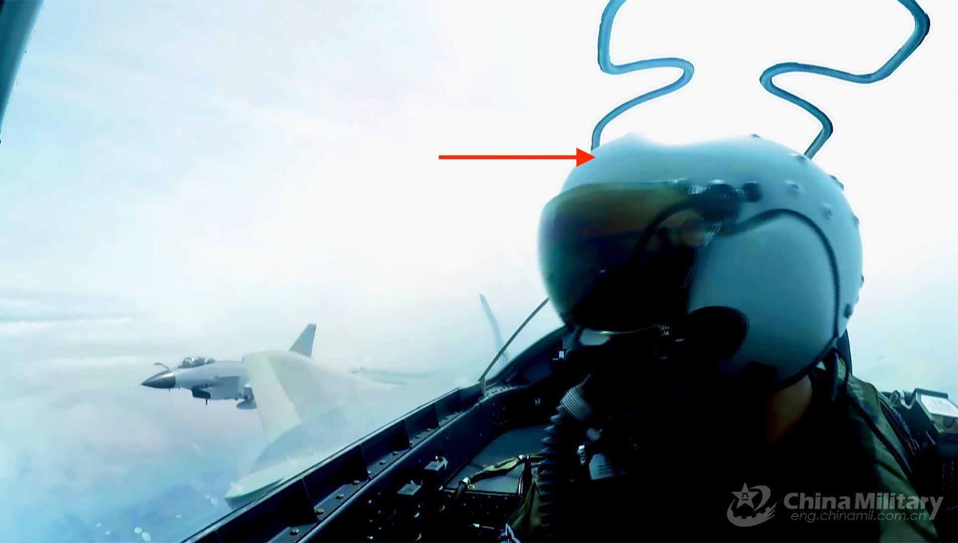 歼20座舱高清曝光:比F35多了个显示器,头盔显