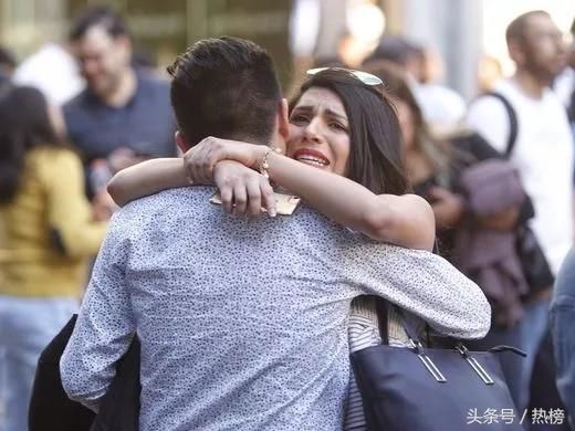 在地震袭击中恐慌的墨西哥街头人群-北京时间