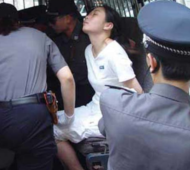 2004年6月25日上午，经最高人民法院核准，因贩卖毒品而被判处死刑的方晓红被执行死刑。据悉，方晓红是采用药物注射执行死刑，她成为福建省福州市中院第一个被药物注射执行死刑的女犯人。记者经有关部门和当事人允许，在其生命的最后3个小时里，与之进行了面对面的采访。