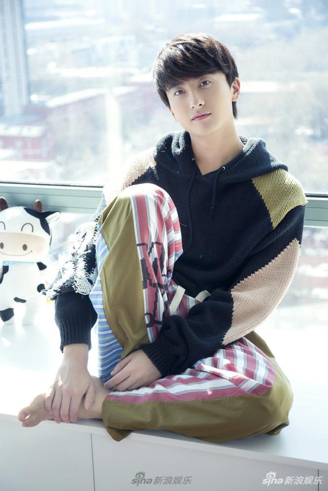 牛骏峰微博晒新照 衬衫配黑裤帅气迷人