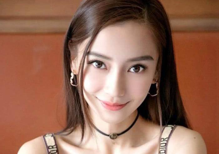 坐飞机被拍:她照顾孩子很细致,小海绵乖巧见人