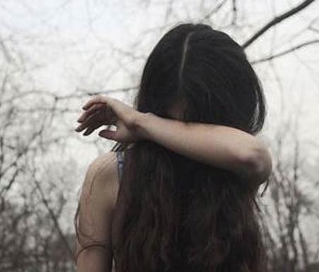 29岁老姑娘家中服毒身亡,母亲跪地大哭:都是那