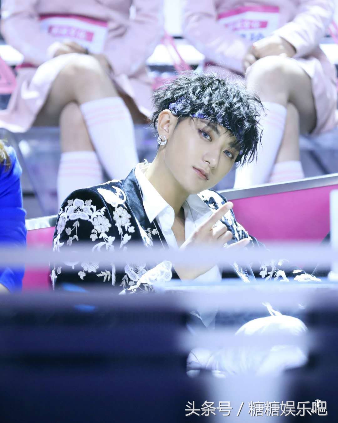 黄子韬参加综艺节目碎花外套配一头的方便面,