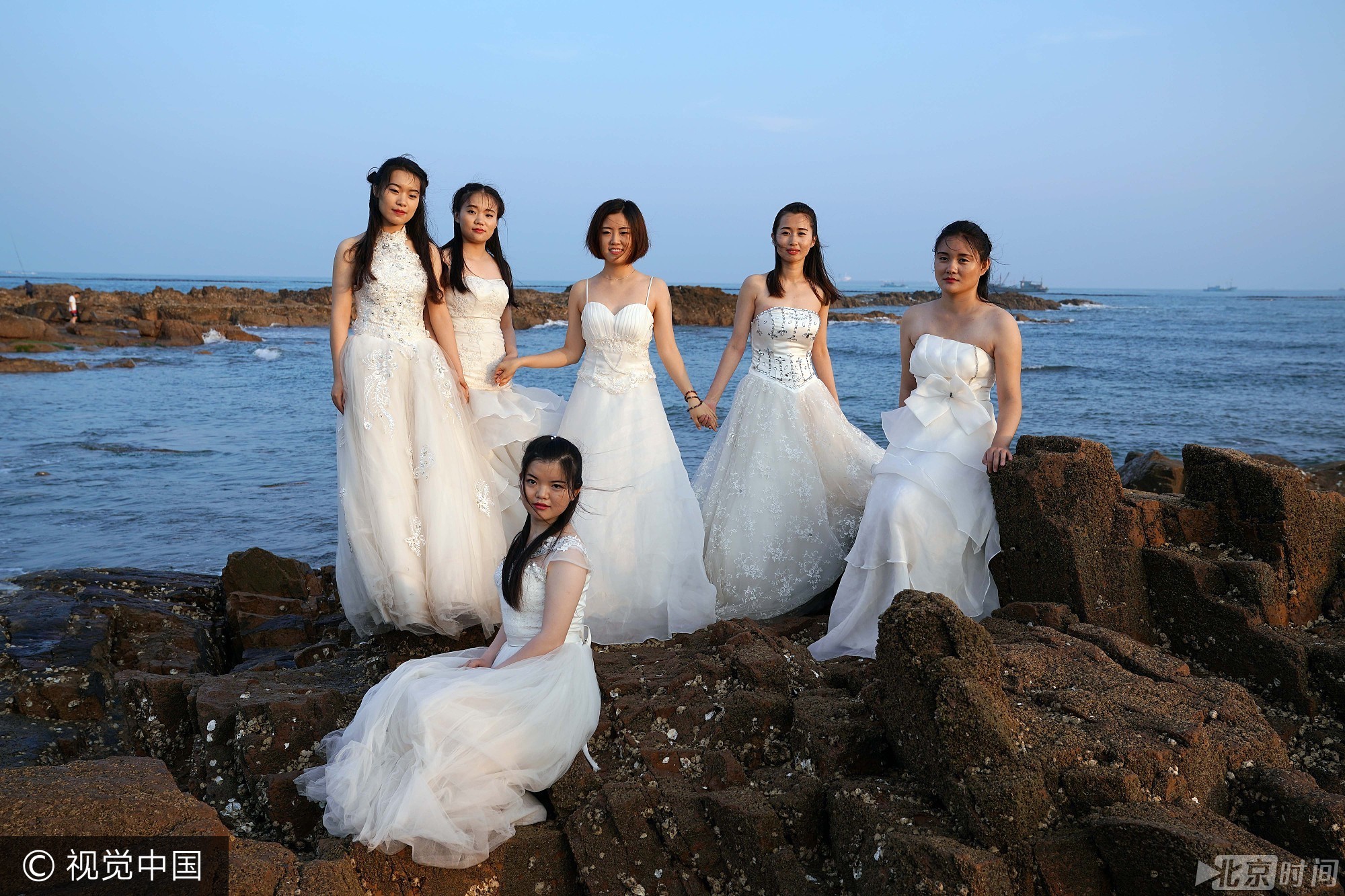 2017年6月21日，青岛科技大学刚刚毕业的6名同宿舍女大学生身着婚纱，来到八大关著名风景区海边拍摄纪念照，以表达对美好的大学时光的纪念和对未来幸福生活的期望。 毛建军(摄影部)