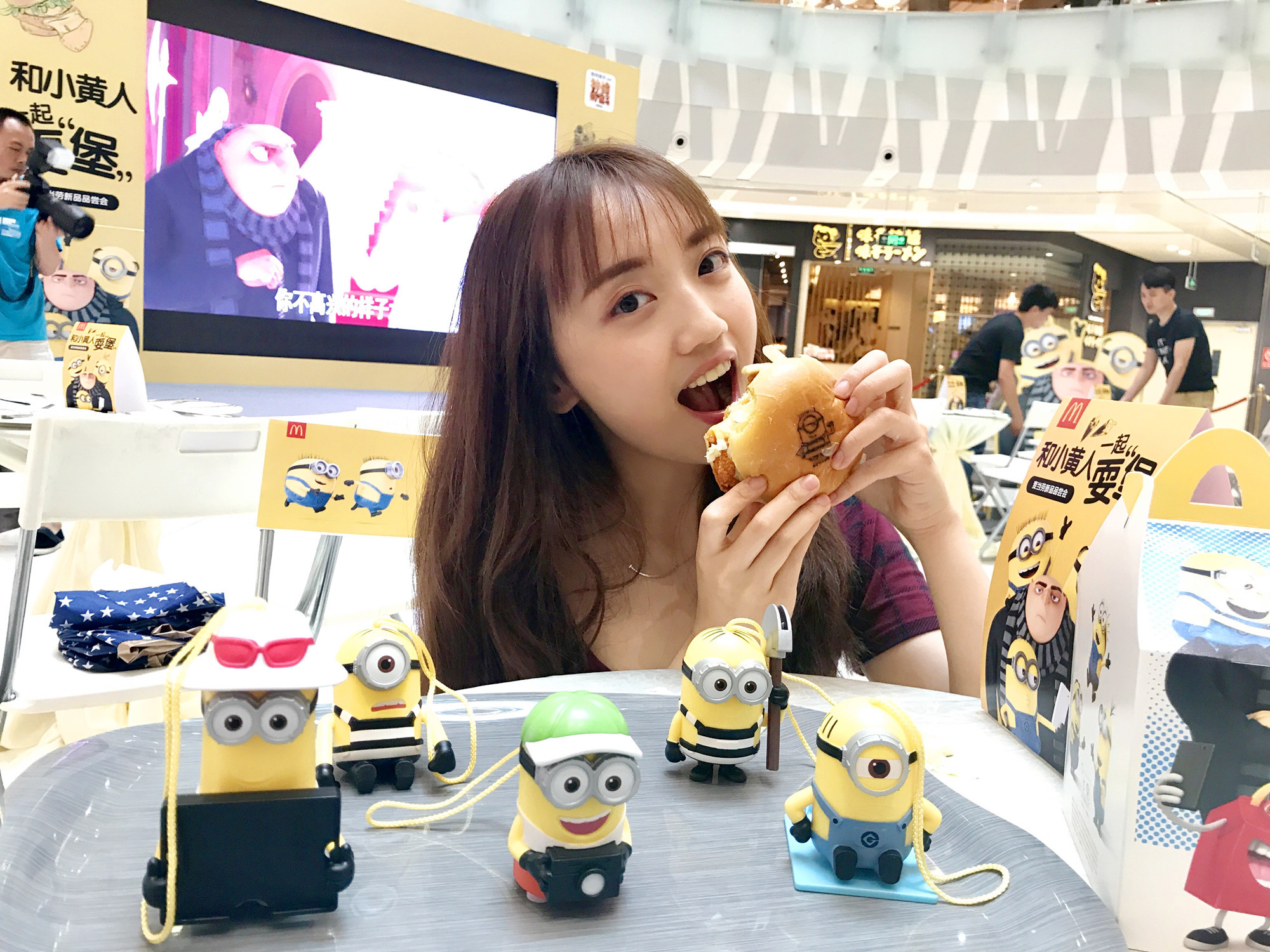 为赢小黄人 美女主播挑战吃爆浆芝士鸡排堡 为赢小黄人 美女主播挑战吃爆浆芝士鸡排堡