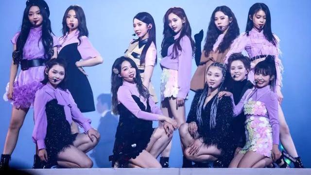 火箭少女首场演唱会燃爆!灯牌大战杨超越男粉怒吼C位出道 火箭少女首场演唱会燃爆!灯牌大战杨超越男粉怒吼C位出道