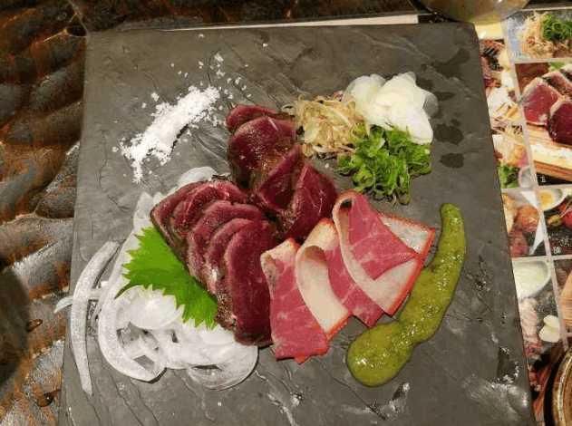 日本人吃海鲜连鲸鱼肉都不放过,网友吐槽:吃一