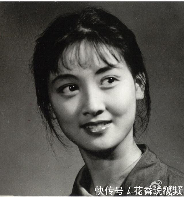 邓婕全家照,与张国立多年无子,继子不省心,领养