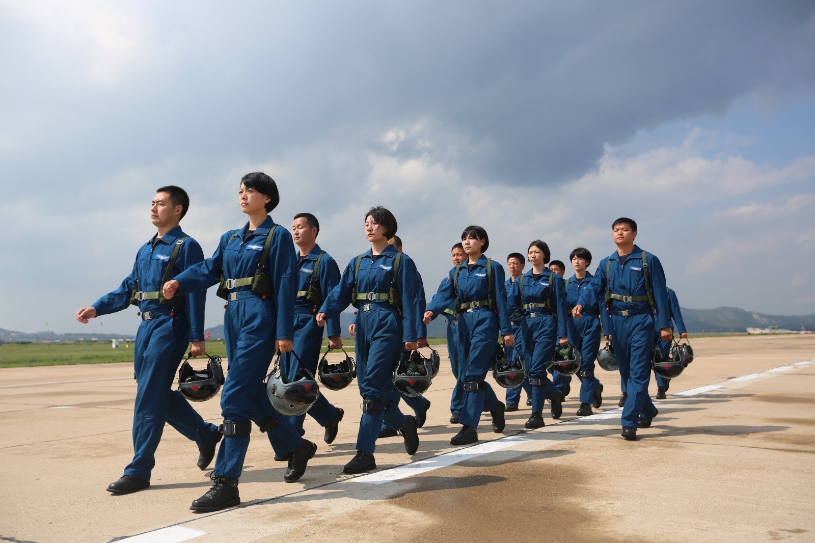 空军第十批女飞行学员顺利转入高教机训练
