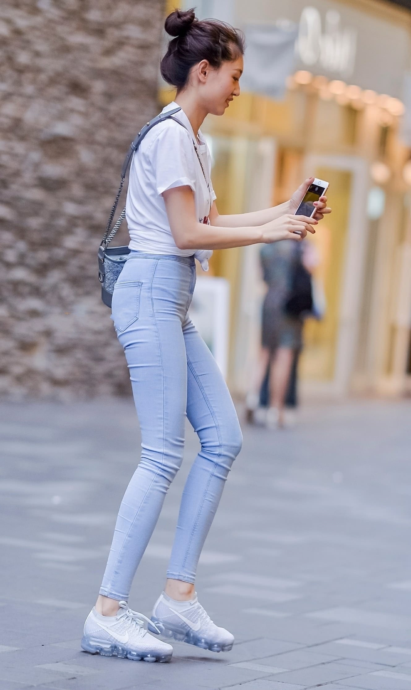 街拍:甜美小姐姐紧身牛仔裤尽显柔美曲线,穿出