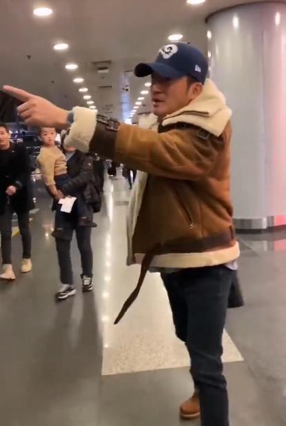 李维嘉日本购物被网友偷拍 怒怼:叫你别拍听到没有(图10) 李维嘉日本购物被网友偷拍 怒怼:叫你别拍听到没有(图10)