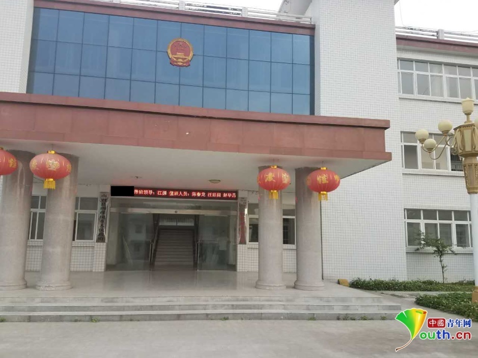 河南南召一老人乡政府坠亡 原因尚不清楚