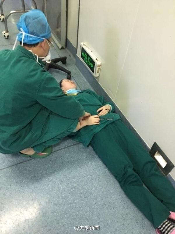 麻醉师连续工作 元宵节累倒在手术室旁