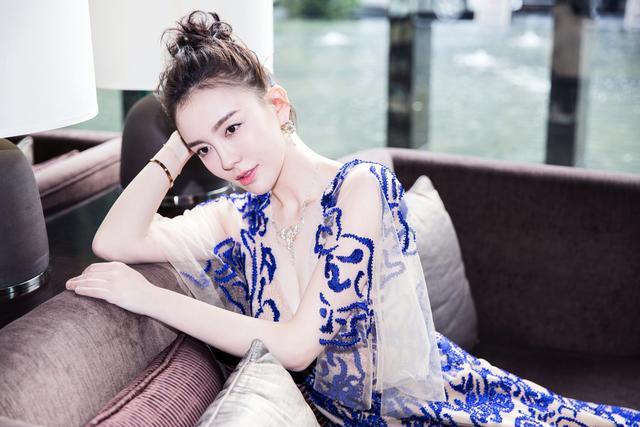 吕佳容时尚盛典化身“蓝精灵” 获最具潜力女演员奖(图5) 吕佳容时尚盛典化身“蓝精灵” 获最具潜力女演员奖(图5)