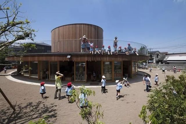 国人还在担心幼儿园的环境,在日本他们用信仰