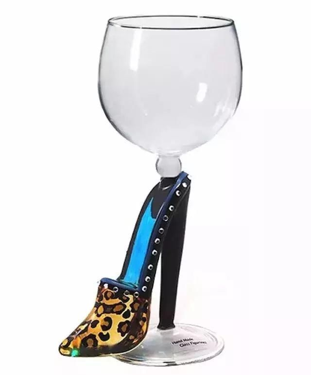 用高跟鞋喝酒,亏你想得出来!