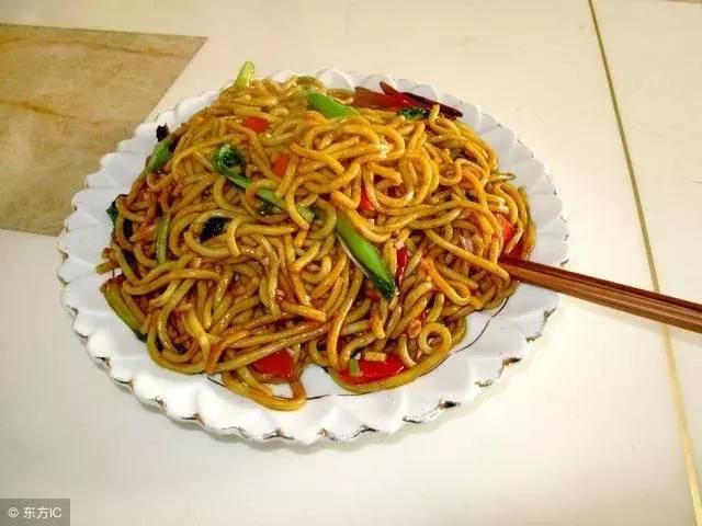 炒面就是用快煮熟的面条,搭配鸡蛋,火腿,青菜等等食材,炒出来的面条