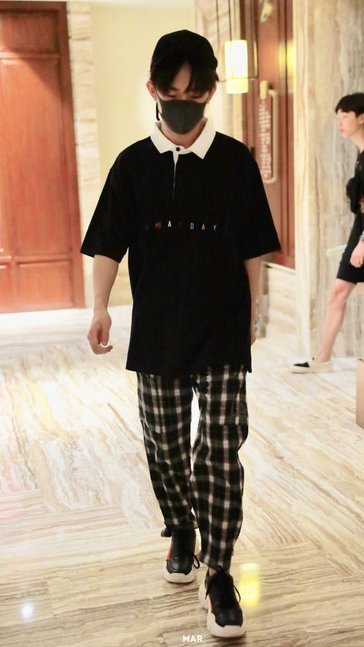 于知道易烊千玺嘴巴太白的原因,不是化妆师没