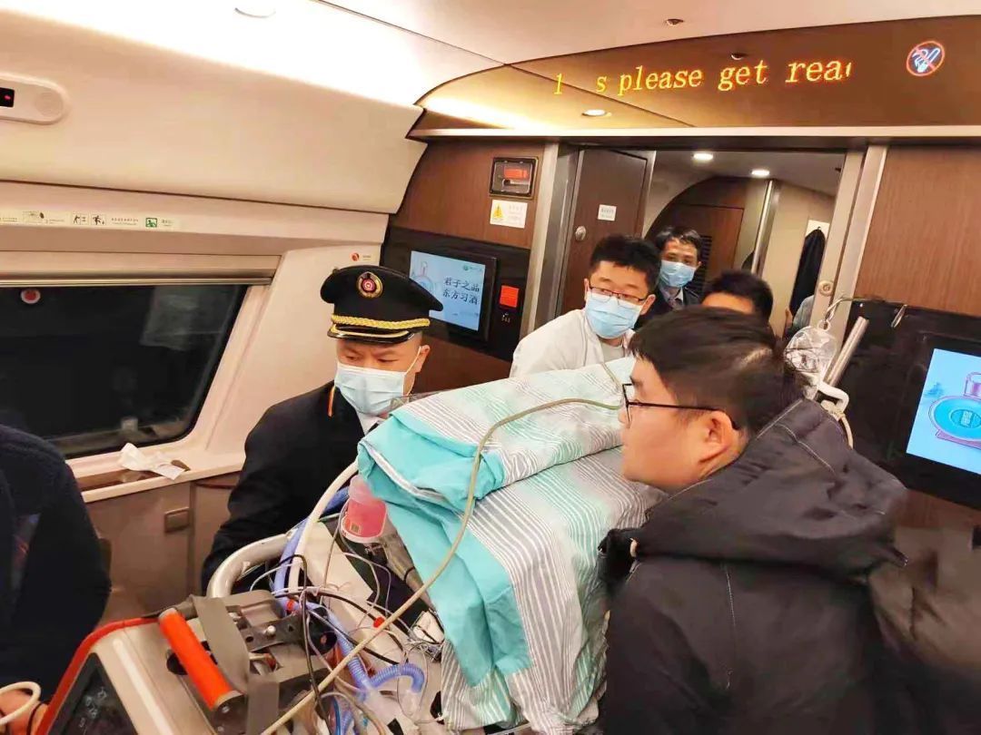 揪心！体重仅1千克的早产儿乘高铁转诊！_北京时间