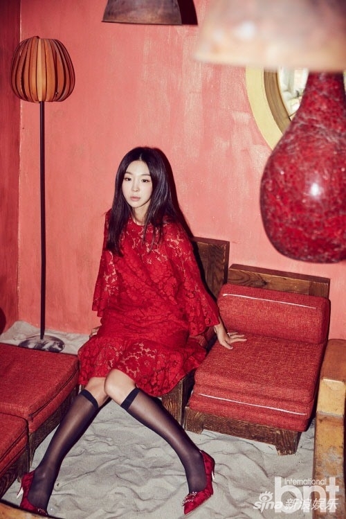 韩国女艺人李智慧拍杂志写真 红衣展优雅魅力