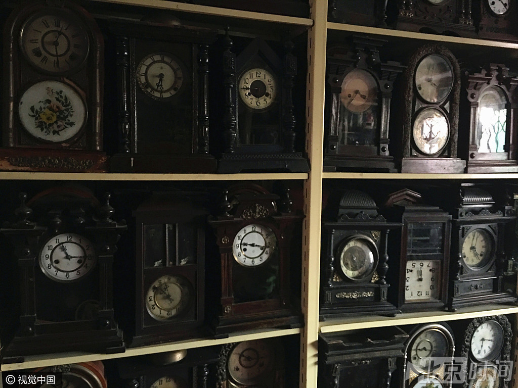 71岁轮滑奶奶酷爱收藏 40年收藏千件古董钟