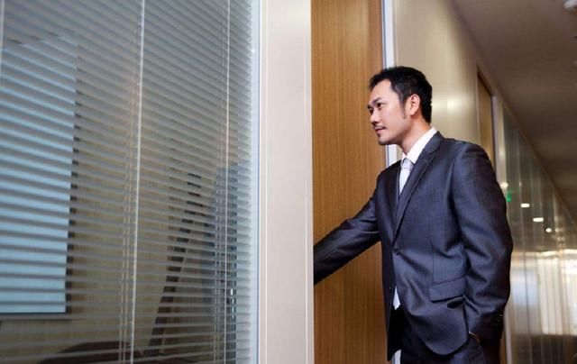 父亲突然失踪,三个月后床下发出一阵臭味,女儿