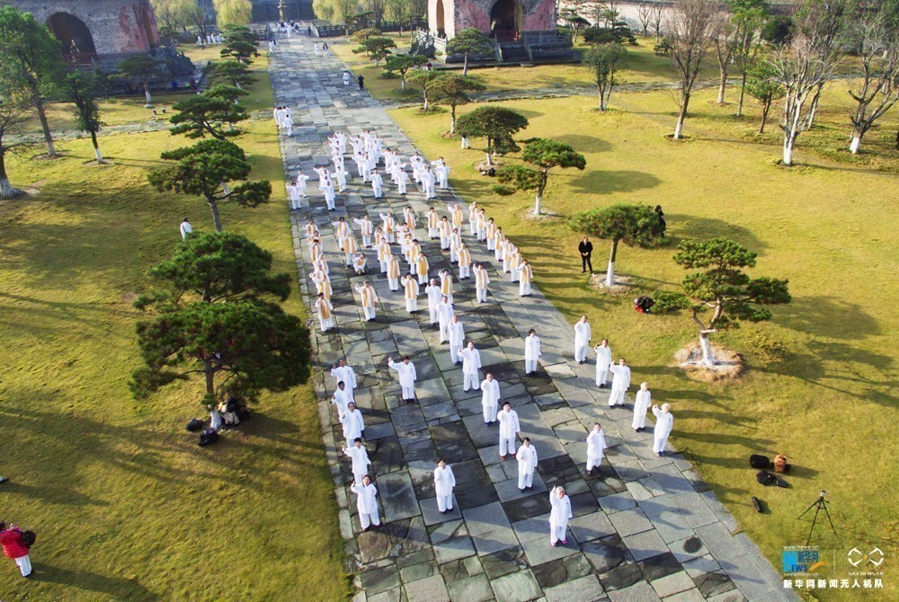 近日,百名老人齐聚武当山玉虚宫前集体练起太极回春功.