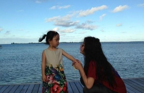 继子变身赵薇拎包随侍,小四月天天海边游玩,不