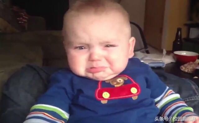 1岁宝宝在摇篮车里睡着,宝爸突然叫醒宝宝,宝