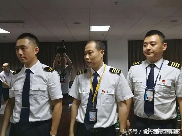 川航超级备降机获英雄称号,每个人都是奖励百