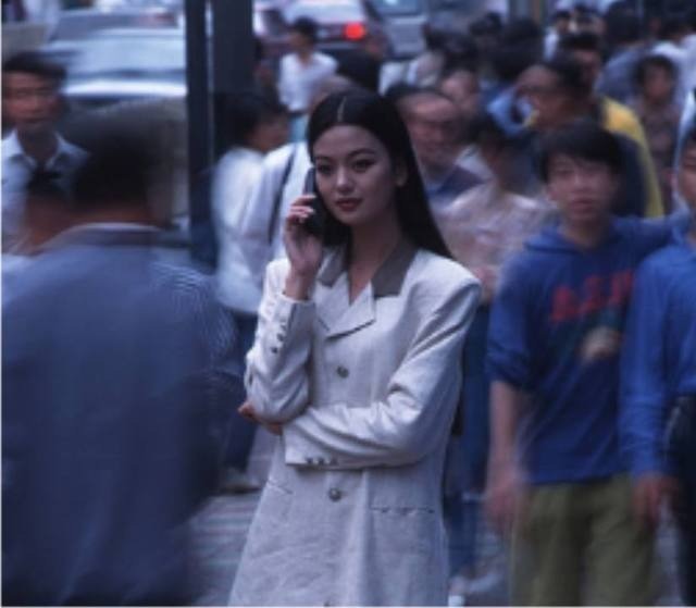 手持大哥大打电话的街头美女，这在当年无疑就是白富美啊