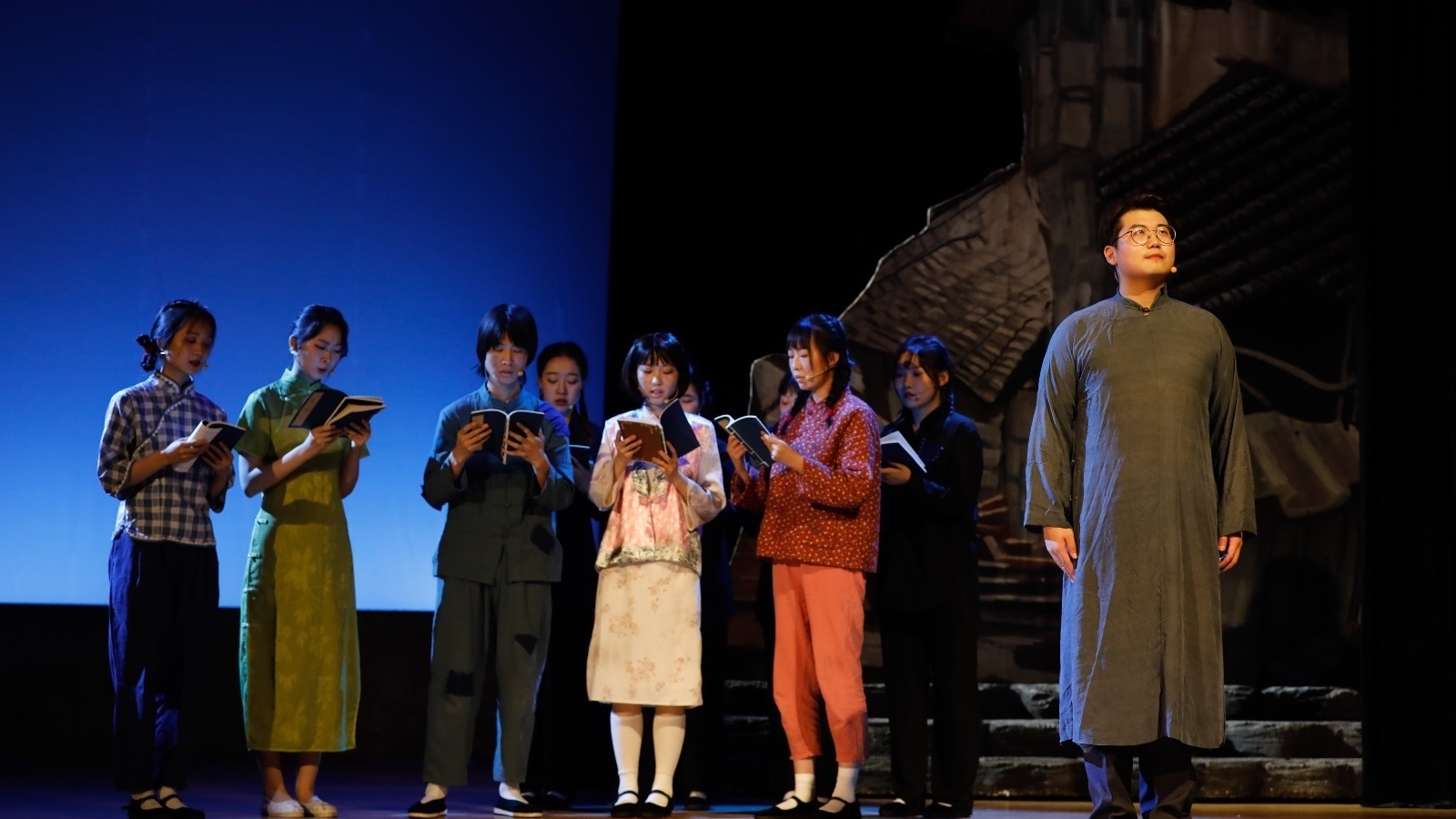 纪念陶行知先生 话剧《行知先生》专场演出举行