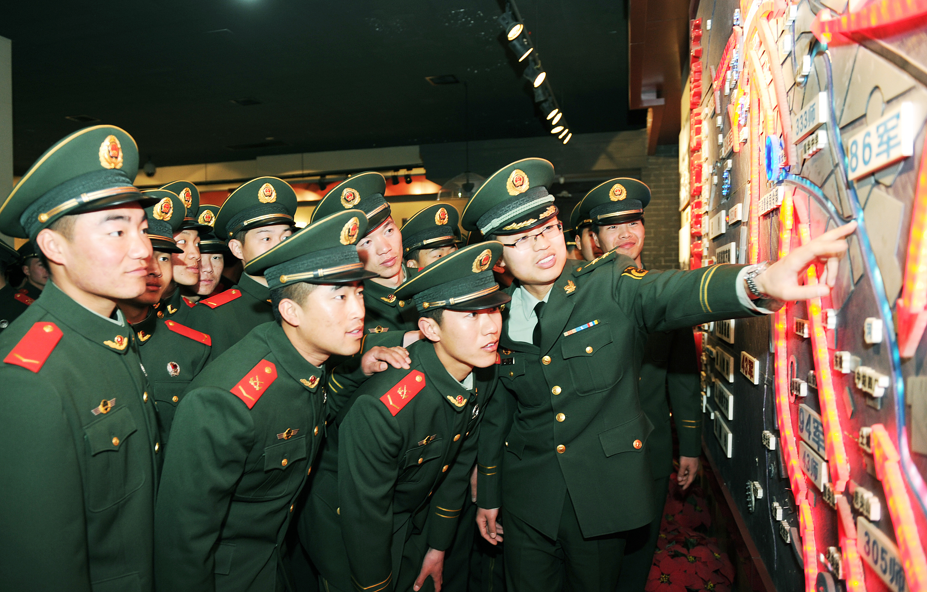 2013年清明前夕，武警天津总队官兵参观驻地红色景点，教育激励官兵传承红色基因、争做红色传人。江传景摄