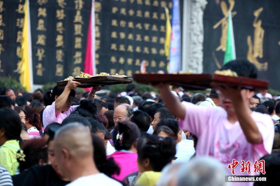 服务员举托盘传菜。