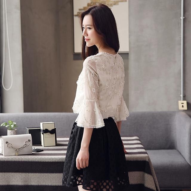 都爱衬衫配半裙?夏日不妨试试雪纺上衣,让你美