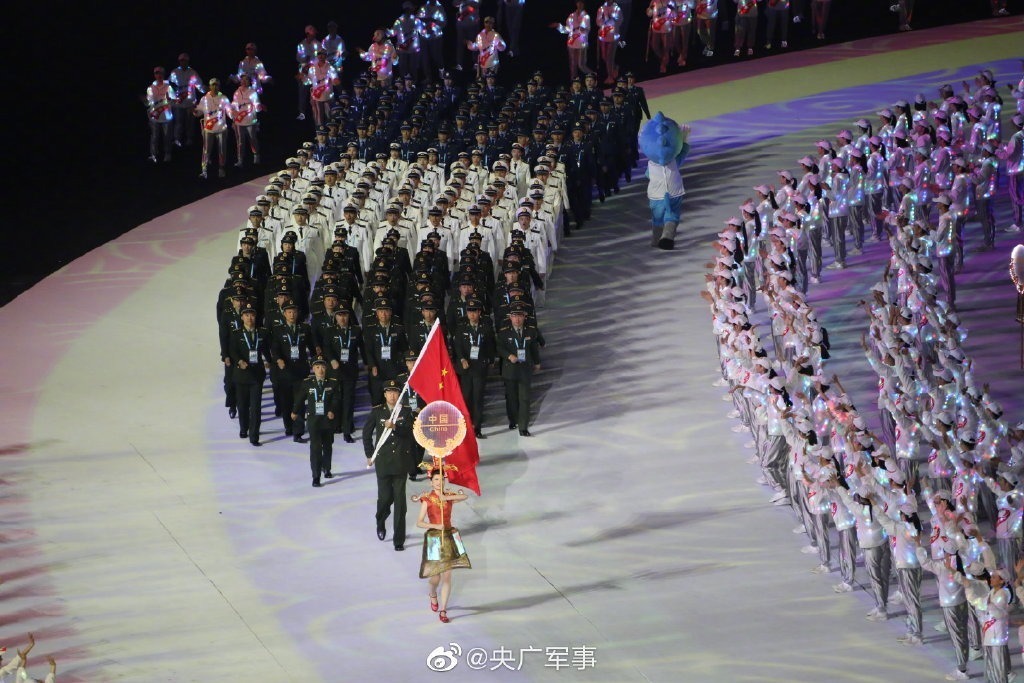 本届世界军运会，中国组建了史上最大规模体育代表团，在所有代表团中人数最多。八一男篮主帅王治郅担任旗手。（朱西迪 杨宸琇 谢芳 刘梦源） ​​​​