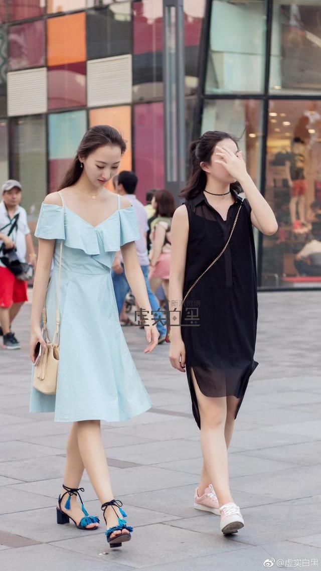 北京街拍,白色连衣裙搭配平底凉拖,公主范十足