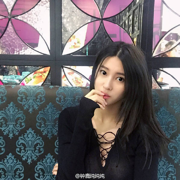 太养眼!刘晓宇女友新年晒照 大秀香肩美腿