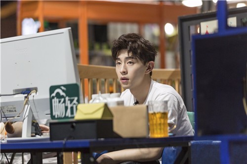 邓伦《我是大侦探》喜提总裁人设 严肃不过三
