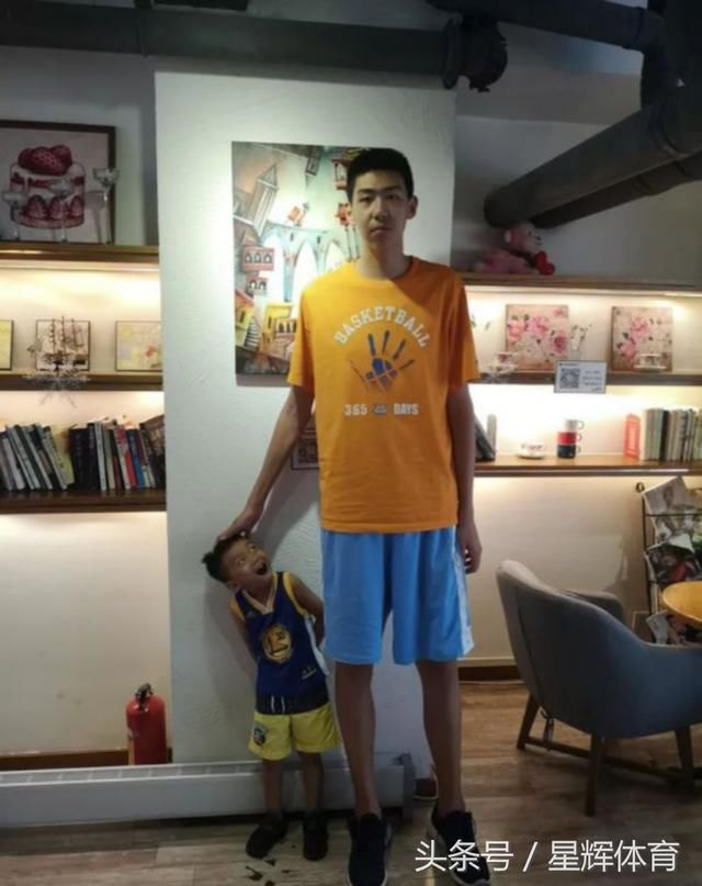 广东青训拥2内线好苗子 222CM中锋将升一队