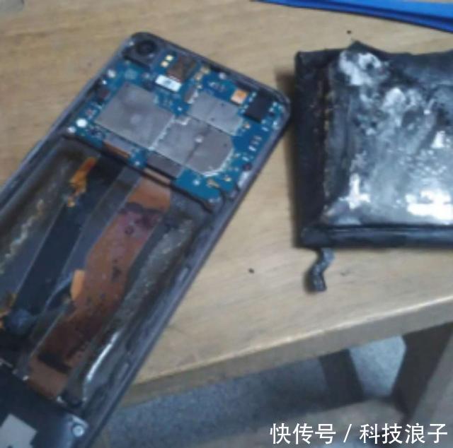 网友私自给小米5更换电池,竟然烧起来了,太吓