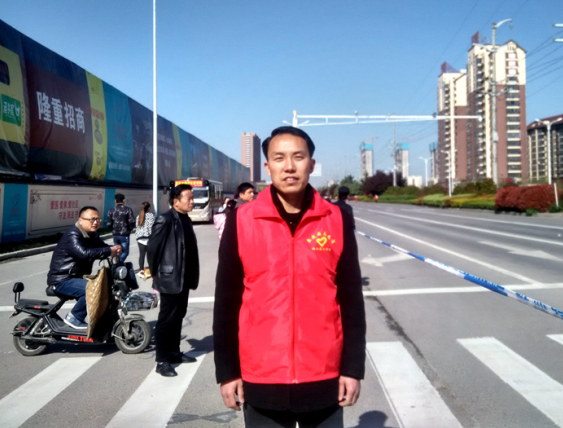小红人服务大志愿 --砀马志愿者为跑者保驾