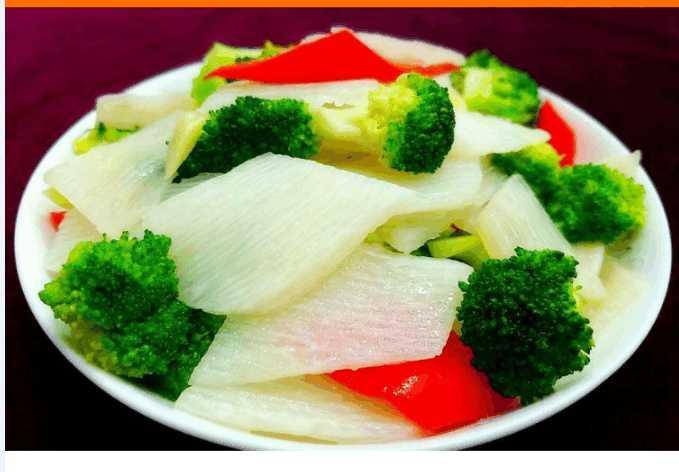 山药搭配西兰花是一道极为丰富的家常小菜