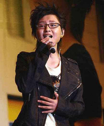 假唱明星真把观众当傻子: 萨顶顶话筒拿反了, 那