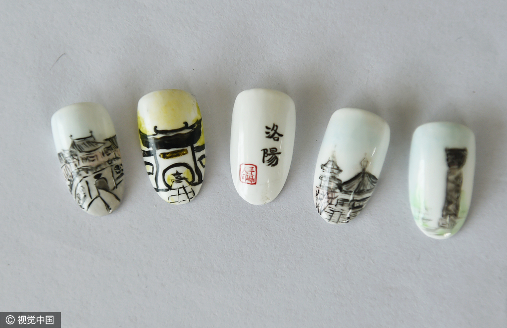 这个90后女孩根据客户要求，描绘出洛阳当地的牡丹花、龙门石窟、古城楼等具有地域特色的美甲图案。