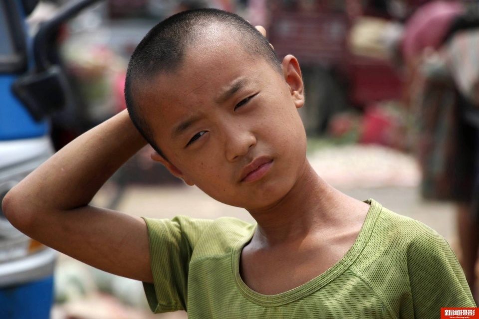 11岁农村娃跟妈妈卖西瓜2毛5卖不掉愁哭了 背后故事心酸