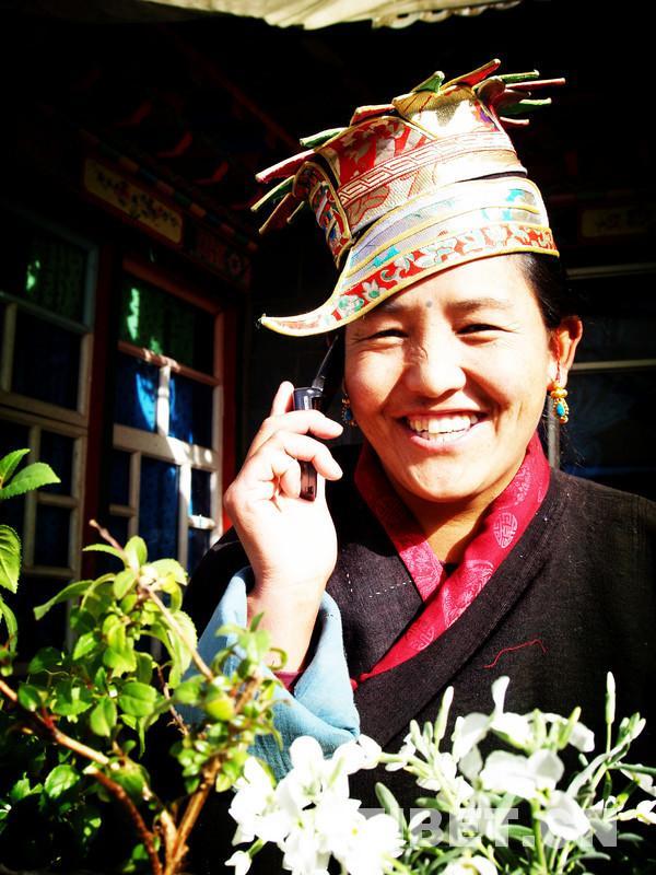 克松村"女能人"尼玛卓嘎拿着手机与客户商量签定合同的事情.曲杰摄